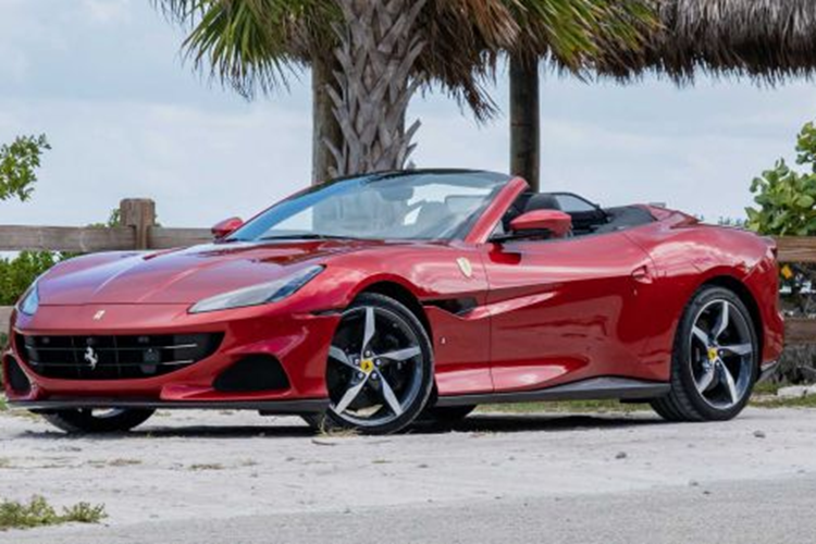 Chữ “M” trong tên của xe là viết tắt của “Modificata”, có nghĩa là “tinh chỉnh” trong tiếng Ý, nhằm nói đến những nâng cấp mà Ferrari đã thực hiện trên mẫu siêu xe mui trần này không chỉ ở thiết kế mà còn cải thiện công suất tối đa của xe.