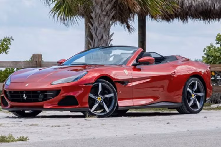 Chữ “M” trong tên của xe là viết tắt của “Modificata”, có nghĩa là “tinh chỉnh” trong tiếng Ý, nhằm nói đến những nâng cấp mà Ferrari đã thực hiện trên mẫu siêu xe mui trần này không chỉ ở thiết kế mà còn cải thiện công suất tối đa của xe.