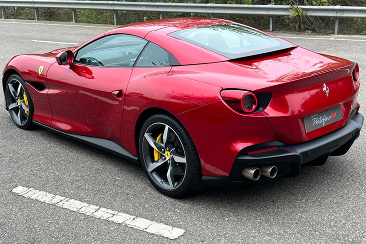 So với phiên bản tiêu chuẩn, Ferrari Portofino M nhận được sự nâng cấp nhẹ ở ngoại hình với hốc gió 2 bên đầu xe được sửa đổi thiết kế, trong khi chi tiết này trên Ferrari Portofino có xu hướng vuốt cong vào trong, bản nâng cấp giữa vòng đời lại mở ra ngoài. Lưới tản nhiệt của Ferrari Portofino M được thêm các thanh nhôm dọc.