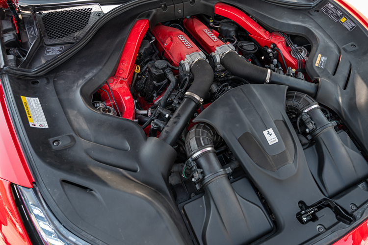 Nội thất của siêu xe mui trần Ferrari Portofino M đầu tiên về Việt Nam vẫn sở hữu phong cách 2+2 đặc trưng với 2 hàng ghế sau chỉ phù hợp cho trẻ em ngồi. Thêm vào đó là những trang bị đáng chú ý như màn hình cảm ứng kích thước 10,25 inch trên bảng táp-lô, vô-lăng tích hợp các nút chức năng và một màn hình phụ.