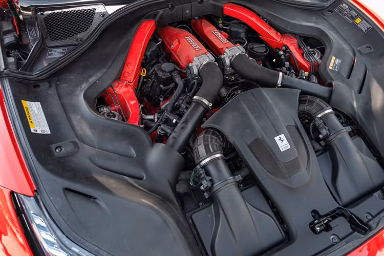 Nội thất của siêu xe mui trần Ferrari Portofino M đầu tiên về Việt Nam vẫn sở hữu phong cách 2+2 đặc trưng với 2 hàng ghế sau chỉ phù hợp cho trẻ em ngồi. Thêm vào đó là những trang bị đáng chú ý như màn hình cảm ứng kích thước 10,25 inch trên bảng táp-lô, vô-lăng tích hợp các nút chức năng và một màn hình phụ.