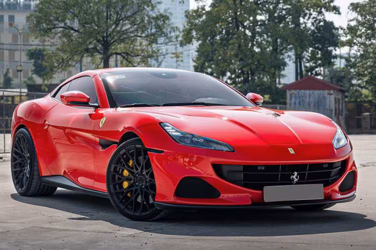Ngoài ra, phiên bản nâng cấp giữa vòng đời Ferrari Portofino M còn được trang bị hệ thống kiểm soát trượt ngang Side Slip Control thế hệ thứ 6 tiên tiến nhất và được trang bị hộp số ly hợp kép 8 cấp, với bộ côn nhỏ hơn 20% và có thể chịu được mô-men xoắn lớn hơn 35% so với hộp số 7 cấp trước đây của xe Ferrari Portofino.