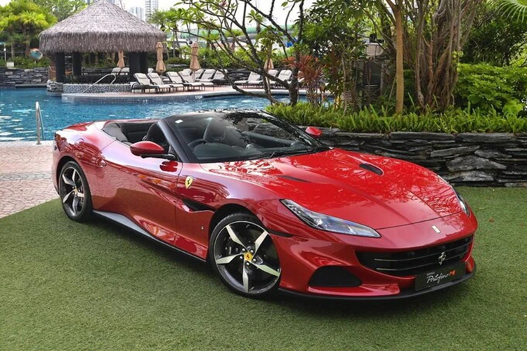 Nếu đàn anh có đến 10 năm xuất hiện trên thị trường thì Ferrari Portofino lại chỉ có vỏn vẹn 6 năm, từ 2017 đến 2023, và nó chỉ mới bị khai tử trong năm nay. Ferrari Portofino có 2 phiên bản là tiêu chuẩn và nâng cấp giữa vòng đời, gọi là Ferrari Portofino M, đàn anh của nó là California T.
