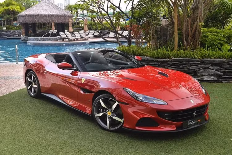 Nếu đàn anh có đến 10 năm xuất hiện trên thị trường thì Ferrari Portofino lại chỉ có vỏn vẹn 6 năm, từ 2017 đến 2023, và nó chỉ mới bị khai tử trong năm nay. Ferrari Portofino có 2 phiên bản là tiêu chuẩn và nâng cấp giữa vòng đời, gọi là Ferrari Portofino M, đàn anh của nó là California T.