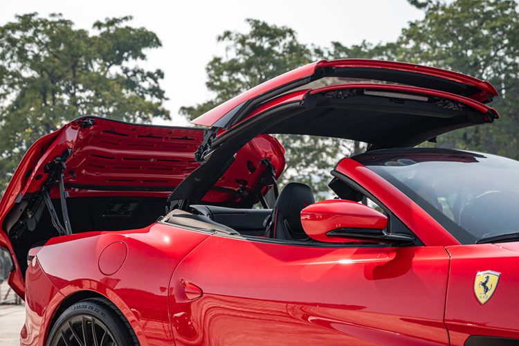 Cũng giống như đàn anh, Ferrari Portofino M thay đổi nhiều nhất ở đuôi xe so với Ferrari Portofino với cản va sau thiết kế lại hoàn toàn, phù hợp với ống xả đã được tinh chỉnh nhằm mang đến âm thanh thú vị hơn.