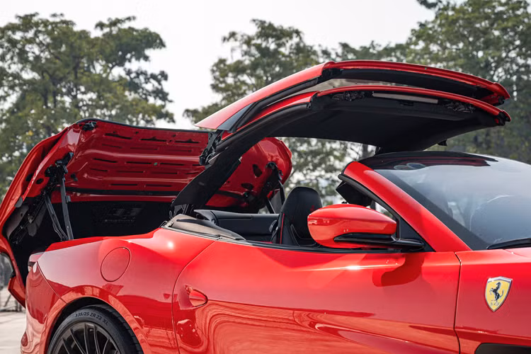 Cũng giống như đàn anh, Ferrari Portofino M thay đổi nhiều nhất ở đuôi xe so với Ferrari Portofino với cản va sau thiết kế lại hoàn toàn, phù hợp với ống xả đã được tinh chỉnh nhằm mang đến âm thanh thú vị hơn.