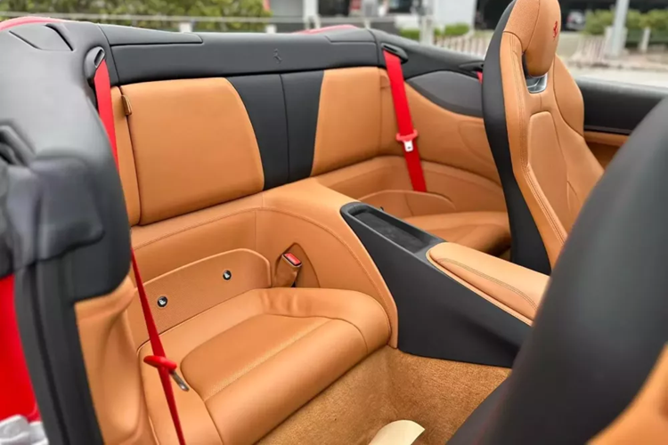 Khác biệt rõ ràng nhất chính là nội thất siêu xe mui trần Ferrari Portofino M thứ 2 có màu da bò, thay vì đen như xe đầu tiên. Ferrari Portofino chỉ có duy nhất 1 biến thể mui trần, và nóc nhà là loại mui xếp cứng, rất thời trang, cũng như tiện lợi, không lo thời gian dài sử dụng, sẽ bị biến dạng và xuống cấp như là mui xếp mềm.