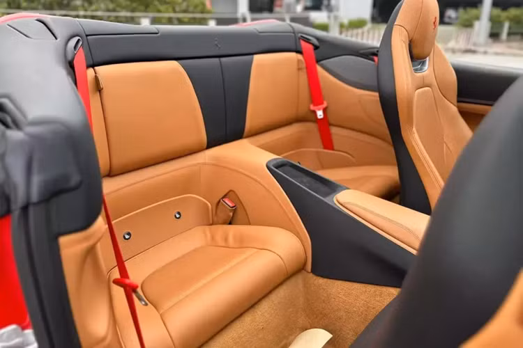 Khác biệt rõ ràng nhất chính là nội thất siêu xe mui trần Ferrari Portofino M thứ 2 có màu da bò, thay vì đen như xe đầu tiên. Ferrari Portofino chỉ có duy nhất 1 biến thể mui trần, và nóc nhà là loại mui xếp cứng, rất thời trang, cũng như tiện lợi, không lo thời gian dài sử dụng, sẽ bị biến dạng và xuống cấp như là mui xếp mềm.