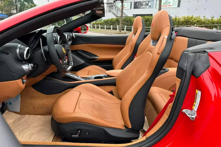 Khá thú vị là không chỉ 1, mà có đến 2 chiếc siêu xe mui trần Ferrari Portofino M về Việt Nam, khác với chiếc xe Ferrari Portofino M đầu tiên về nước khá nổi tiếng cho Khanh Supper nhập, chiếc thứ 2 có phần lặng lẽ hơn, và rất ít thông tin về xe được tiết lộ, dù được cho về nước gần 2 năm qua.