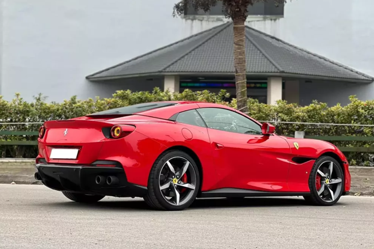 Tuy nhiên, phải đợi đến bản cập nhập, mang tên gọi Ferrari Portofino M mui trần, mẫu xe với thiết kế 2+2 này mới xuất hiện tại dải đất hình chữ S.