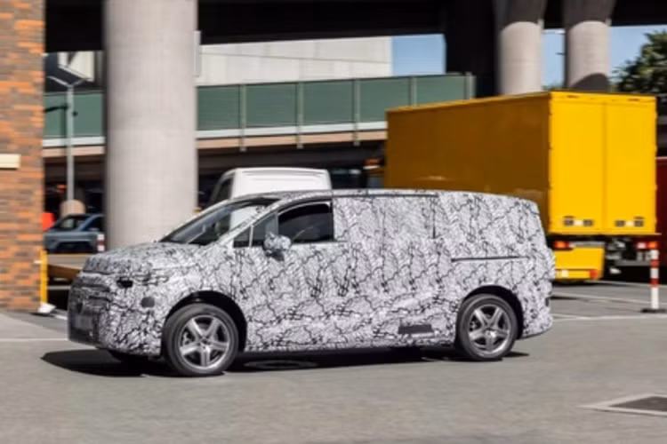 Dựa trên hình ảnh được chia sẻ có thể thấy, mẫu xe van nhà Mercedes-Benz sẽ được trang bị đèn pha mới, tay nắm cửa dạng ẩn, giao diện khung cửa sổ hiện đại và cửa hậu mới. Hiện Mercedes-Benz chưa công bố thông số kỹ thuật của các dòng xe van thế hệ mới.