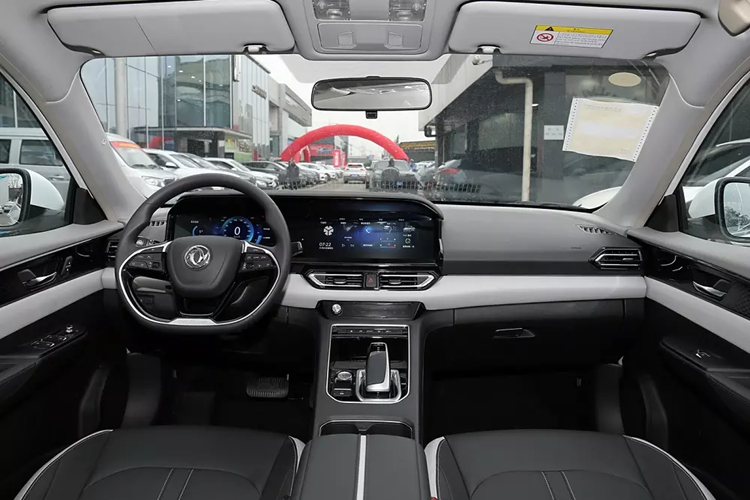 Trang bị của Dongfeng E70 khá cơ bản với đèn pha Halogen, dải đèn LED định vị ban ngày, đèn sương mù trước, vành la-zăng 17 inch, đi kèm lốp 205/50R17 cũng như gương chiếu hậu chỉnh điện/tích hợp sấy. Cổng sạc của xe được đặt trên đầu xe, bên dưới logo của hãng Dongfeng.