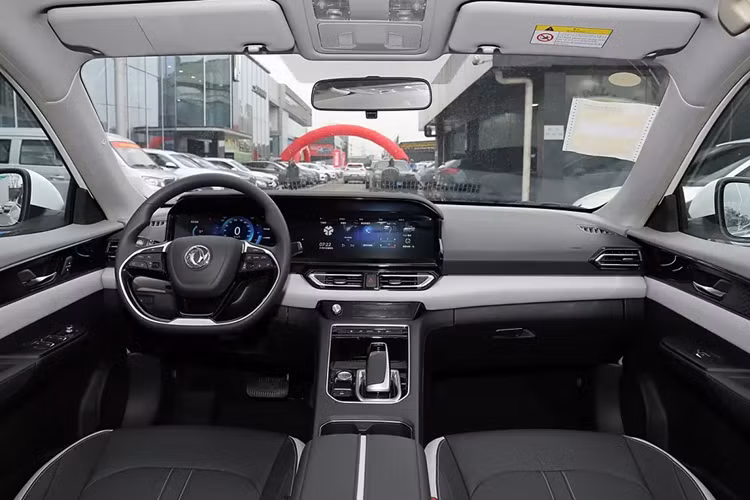 Trang bị của Dongfeng E70 khá cơ bản với đèn pha Halogen, dải đèn LED định vị ban ngày, đèn sương mù trước, vành la-zăng 17 inch, đi kèm lốp 205/50R17 cũng như gương chiếu hậu chỉnh điện/tích hợp sấy. Cổng sạc của xe được đặt trên đầu xe, bên dưới logo của hãng Dongfeng.