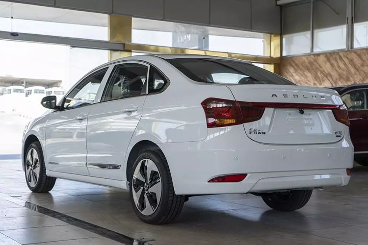 Cuối cùng là những trang bị an toàn như phanh đĩa trên cả 4 bánh, 2 túi khí trước, cảm biến hỗ trợ đỗ xe phía sau, hệ thống chống bó cứng phanh ABS, phân phối lực phanh điện tử EBD, trợ lực phanh BA, cân bằng điện tử, kiểm soát lực kéo, hỗ trợ khởi hành ngang dốc và cảnh báo áp suất lốp.