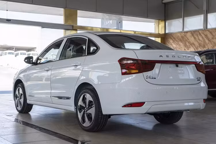 Cuối cùng là những trang bị an toàn như phanh đĩa trên cả 4 bánh, 2 túi khí trước, cảm biến hỗ trợ đỗ xe phía sau, hệ thống chống bó cứng phanh ABS, phân phối lực phanh điện tử EBD, trợ lực phanh BA, cân bằng điện tử, kiểm soát lực kéo, hỗ trợ khởi hành ngang dốc và cảnh báo áp suất lốp.