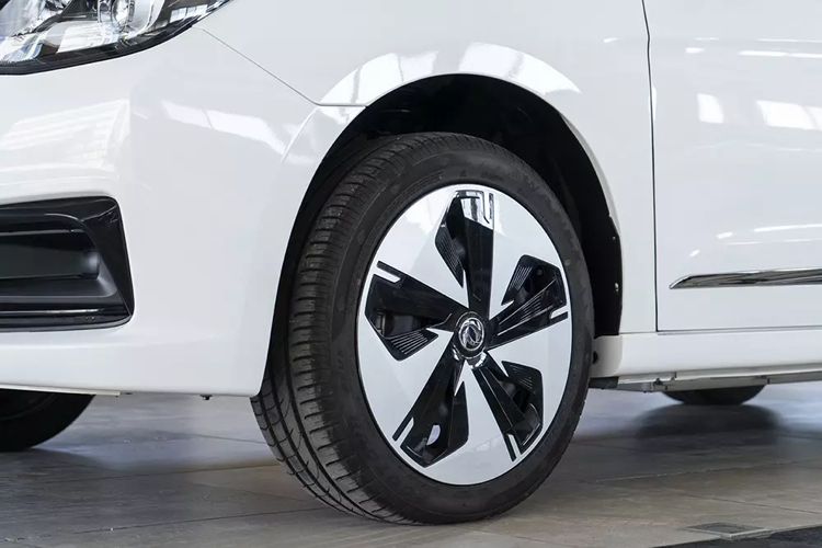 Khác với Huge, Mage và Box, Dongfeng E70 có thiết kế ngoại thất không mấy nổi bật. Xe được trang bị lưới tản nhiệt đóng kín, sơn cùng màu thân xe, đèn pha cỡ lớn và khe gió trải dài trên cản trước. Phía sau mẫu ô tô điện này là cụm đèn hậu khá lớn, nối liền với nhau. Cản trước và cản sau đều được trang trí bằng nẹp mạ crôm.