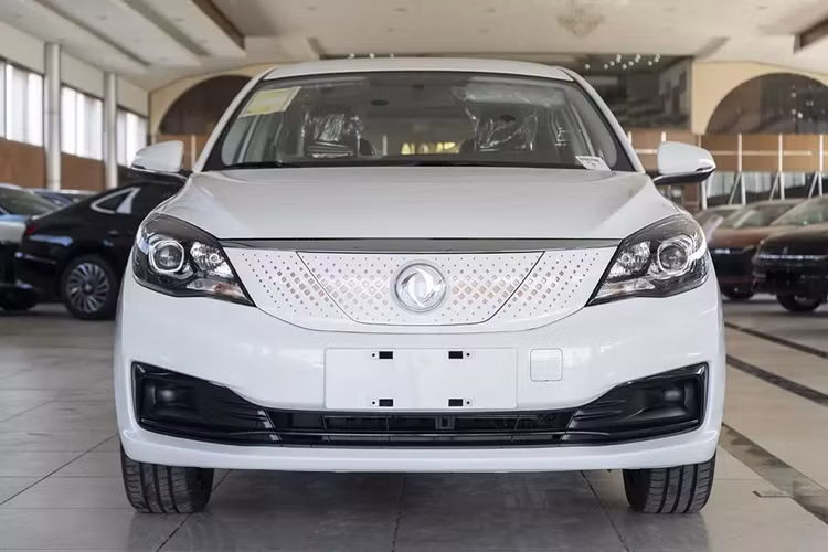 Trong số 4 xe kể trên, chỉ có đúng 1 mẫu sedan, đó là Dongfeng E70. Tương tự người anh em Dongfeng Box, E70 cũng là xe điện.