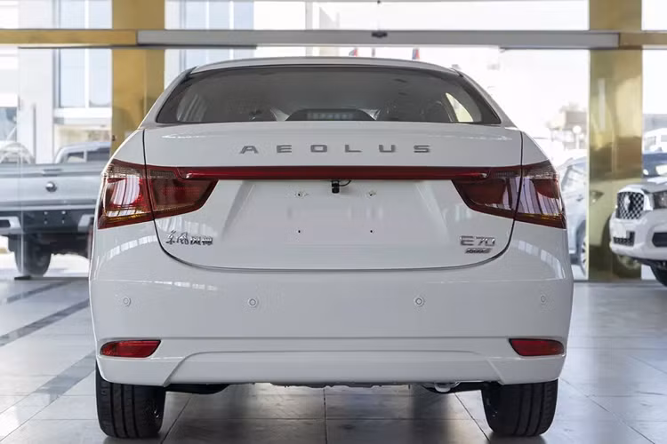 Giá xe Dongfeng E70 2024 ở thị trường Việt Nam vẫn chưa được công bố. Tại thị trường Trung Quốc, xe có giá từ 145.800 Nhân dân tệ (khoảng 510 triệu đồng). Với thiết kế và trang bị kém nổi bật, mẫu sedan thuần điện này có vẻ sẽ nhắm đến khách hàng mua xe chạy dịch vụ.