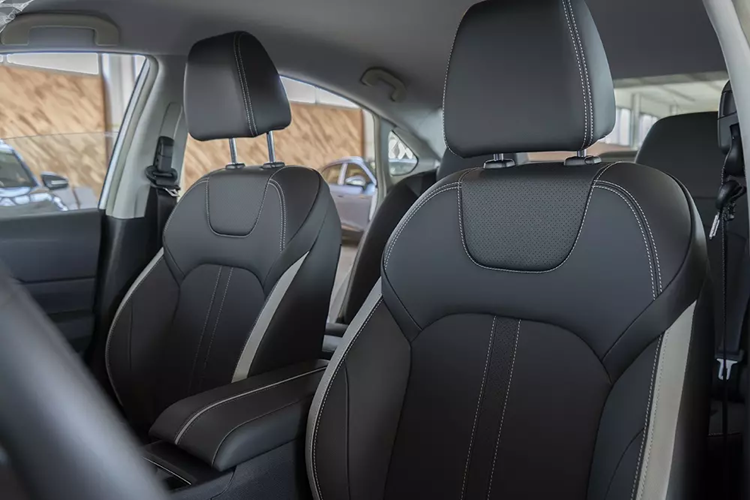 Tương tự ngoại thất, nội thất của Dongfeng E70 cũng có trang bị khá đơn sơ. Tại đây, xe được trang bị vô lăng 2 chấu vát đáy, tích hợp một số phím chức năng, ghế bọc da tổng hợp, ghế lái chỉnh tay 6 hướng, ghế phụ lái chỉnh cơ 4 hướng, bệ tì tay trước/sau