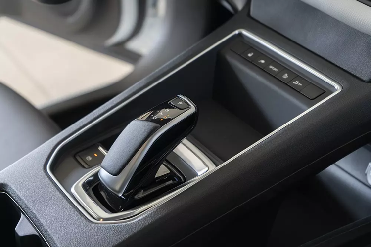 "Trái tim" của Dongfeng E70 là 1 mô-tơ điện nằm trên cầu trước với công suất tối đa 163 mã lực và mô-men xoắn cực đại 230 Nm. Mô-tơ điện kết hợp với pin LFP có dung lượng 47,5 kWh, mang đến quãng đường di chuyển 401 km sau một lần sạc đầy pin.