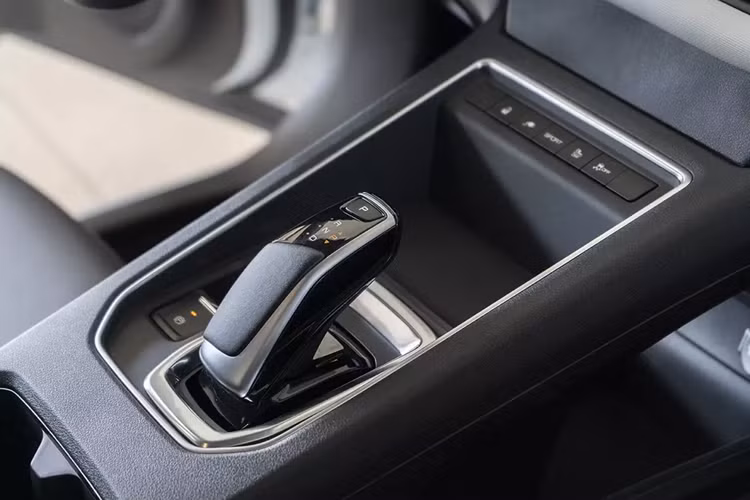 "Trái tim" của Dongfeng E70 là 1 mô-tơ điện nằm trên cầu trước với công suất tối đa 163 mã lực và mô-men xoắn cực đại 230 Nm. Mô-tơ điện kết hợp với pin LFP có dung lượng 47,5 kWh, mang đến quãng đường di chuyển 401 km sau một lần sạc đầy pin.