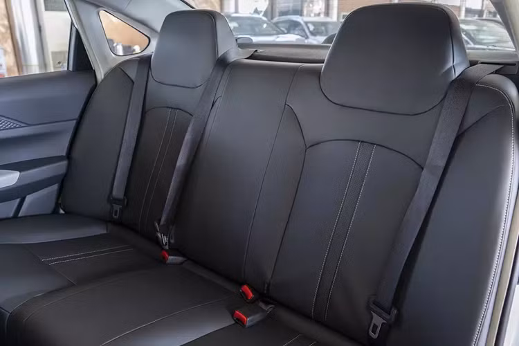 bảng đồng hồ kỹ thuật số 7 inch, nối liền với màn hình cảm ứng trung tâm 10,25 inch, kết nối Bluetooth, điều hòa tự động, lọc bụi mịn PM2.5, ổ cắm 12V và hệ thống âm thanh 2 loa.. Phía sau xe là khoang hành lý có thể tích 502 lít.