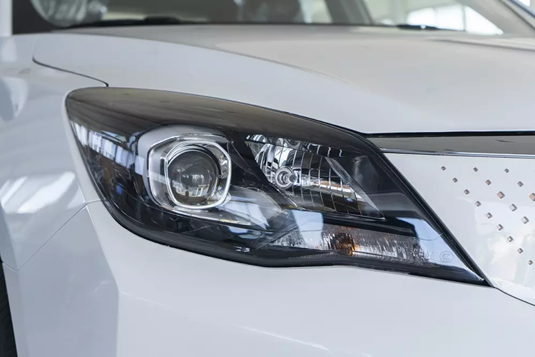 Được bán dưới thương hiệu con Aeolus ở thị trường Trung Quốc, mẫu xe sedan điện Dongfeng E70 sở hữu kích thước dài x rộng x cao lần lượt 4.680 x 1.720 x 1.530 mm và chiều dài cơ sở 2.700 mm cùng khoảng sáng gầm 120 mm. Với kích thước này, xe được định vị trong phân khúc sedan hạng C.