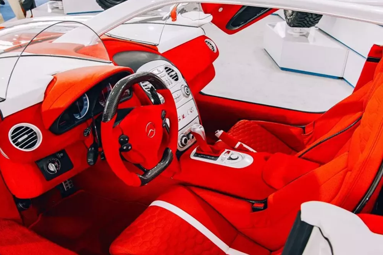 Do đó, xe có một quầng sáng theo phong cách Công thức 1 chạy trên buồng lái và sau đó bao gồm một cặp tấm chắn gió 'bong bóng' bằng kính ở phía trước người lái và hành khách. Chiếc SLR Roadster vốn đã tuyệt đẹp và việc biến nó thành một chiếc xe tốc độ với quầng sáng có lẽ không phải là ý tưởng hay nhất.