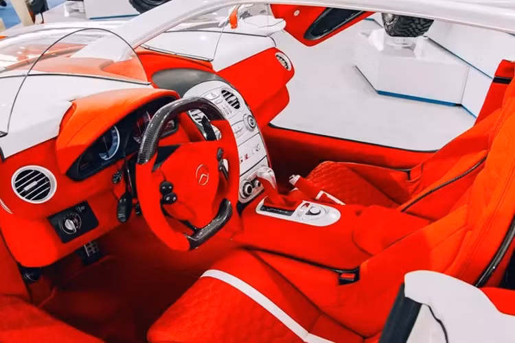 Do đó, xe có một quầng sáng theo phong cách Công thức 1 chạy trên buồng lái và sau đó bao gồm một cặp tấm chắn gió 'bong bóng' bằng kính ở phía trước người lái và hành khách. Chiếc SLR Roadster vốn đã tuyệt đẹp và việc biến nó thành một chiếc xe tốc độ với quầng sáng có lẽ không phải là ý tưởng hay nhất.