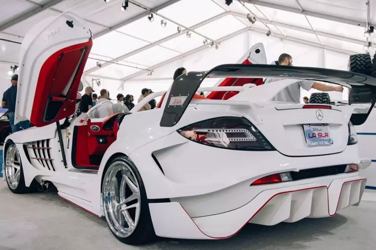 Một khu vực của chiếc SLR này mà chúng tôi khá thích là cabin. Alcantara màu đỏ tươi trang trí nhiều bề mặt nội thất, bao gồm vô lăng, bảng điều khiển, tấm ốp cửa và ghế ngồi. Ngoài ra còn có một số điểm nhấn bằng sợi carbon đẹp mắt, bao gồm cả trên vô lăng, cũng như các lỗ thông hơi màu bạc nguyên bản và các nút điều khiển HVAC.