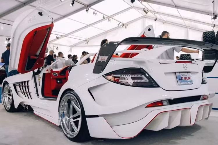 Một khu vực của chiếc SLR này mà chúng tôi khá thích là cabin. Alcantara màu đỏ tươi trang trí nhiều bề mặt nội thất, bao gồm vô lăng, bảng điều khiển, tấm ốp cửa và ghế ngồi. Ngoài ra còn có một số điểm nhấn bằng sợi carbon đẹp mắt, bao gồm cả trên vô lăng, cũng như các lỗ thông hơi màu bạc nguyên bản và các nút điều khiển HVAC.