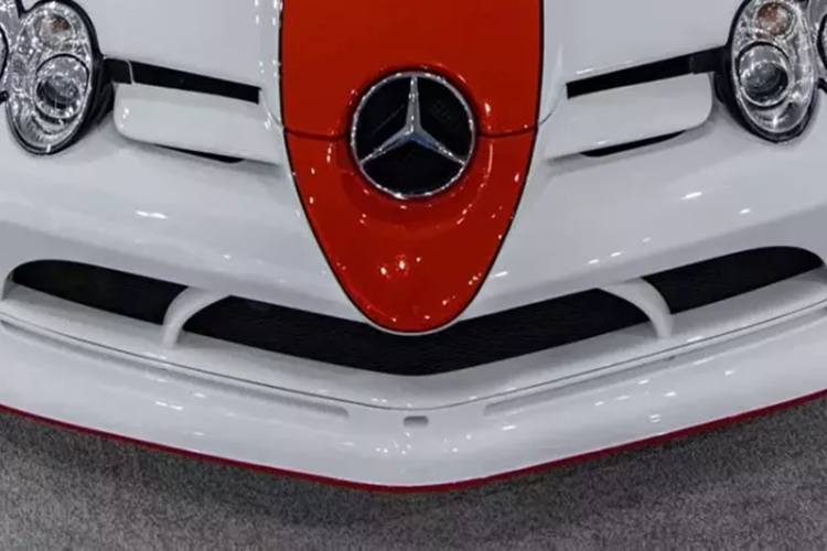 Bộ bodykit trên chiếc Mercedes-Benz SLR McLaren Speedster đặc biệt này bao gồm vòm bánh xe trước và sau loe ra giúp mở rộng thêm 10 inch và mặc dù chúng tôi không bận tâm đến vòm bánh xe mới, một số thay đổi khác được thực hiện lại đáng ngờ hơn nhiều.