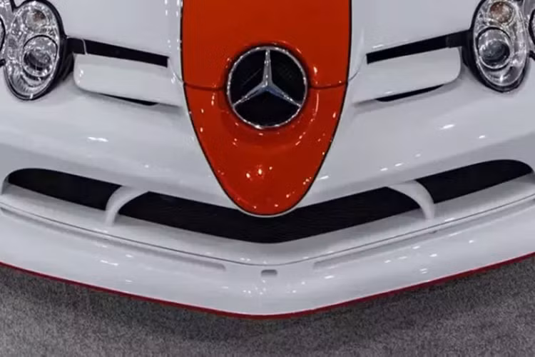 Bộ bodykit trên chiếc Mercedes-Benz SLR McLaren Speedster đặc biệt này bao gồm vòm bánh xe trước và sau loe ra giúp mở rộng thêm 10 inch và mặc dù chúng tôi không bận tâm đến vòm bánh xe mới, một số thay đổi khác được thực hiện lại đáng ngờ hơn nhiều.