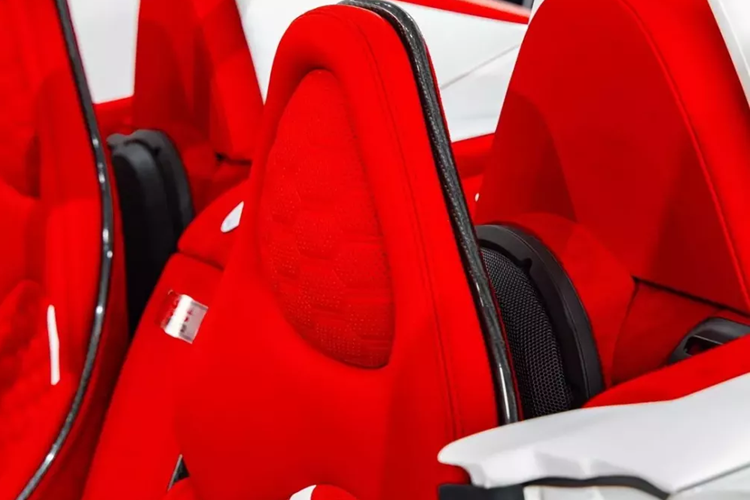 Không chỉ có sự chuyển đổi này khiến Là SLR trông hơi kỳ lạ. Bộ bodykit bao gồm một số thành phần mới ở phía sau của Mercedes, bao gồm một cánh gió lớn trông giống như được lấy thẳng từ trò chơi Need for Speed từ đầu những năm 2000. Một bộ khuếch tán lớn cũng được trang bị nhưng nó không có lợi cho chiếc xe và trông hơi quá lố.