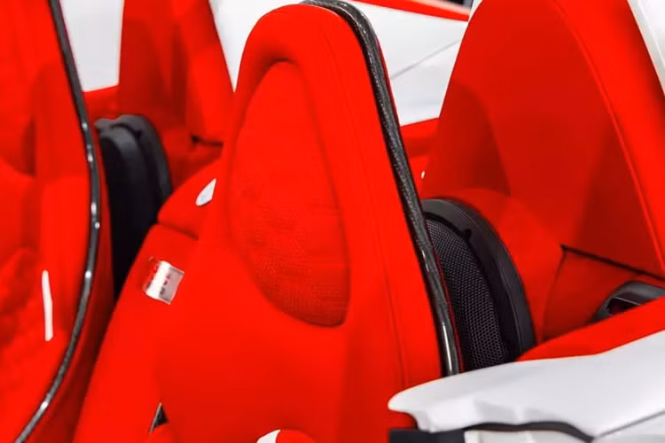 Không chỉ có sự chuyển đổi này khiến Là SLR trông hơi kỳ lạ. Bộ bodykit bao gồm một số thành phần mới ở phía sau của Mercedes, bao gồm một cánh gió lớn trông giống như được lấy thẳng từ trò chơi Need for Speed từ đầu những năm 2000. Một bộ khuếch tán lớn cũng được trang bị nhưng nó không có lợi cho chiếc xe và trông hơi quá lố.