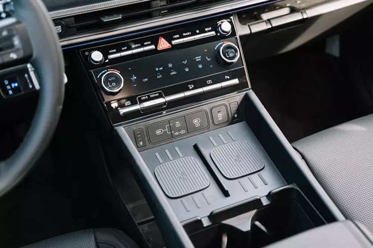 Hyundai SantaFe hiện là mẫu xe có doanh số khá tốt ở thị trường Việt Nam. Trong nửa đầu năm nay, khách hàng Việt đã mua tổng cộng 2.119 chiếc xe này, đứng thứ 2 trong phân khúc SUV hạng trung, chỉ sau Ford Everest. Với sự xuất hiện của thế hệ mới, Hyundai SantaFe dự kiến sẽ cải thiện sức bán của mình.