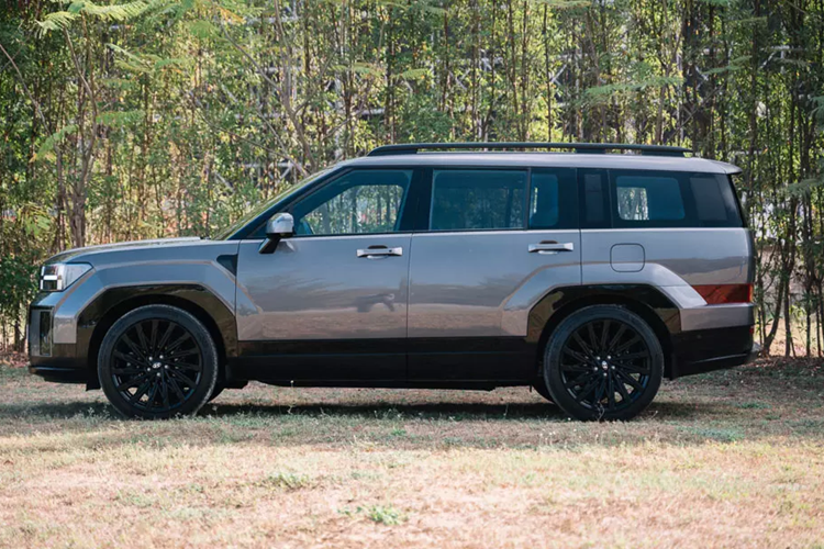 Theo nhân viên tư vấn bán hàng tại đại lý, Hyundai SantaFe 2025 về Việt Nam vào khoảng tháng 9 hoặc tháng 10 năm nay với mức bán ra từ khoảng 1,4 tỷ đồng. Đây là 1 trong 2 mẫu xe đời mới mà Hyundai chuẩn bị ra mắt Việt Nam trong quý III. Mẫu xe còn lại nhiều khả năng là Hyundai Tucson 2025.