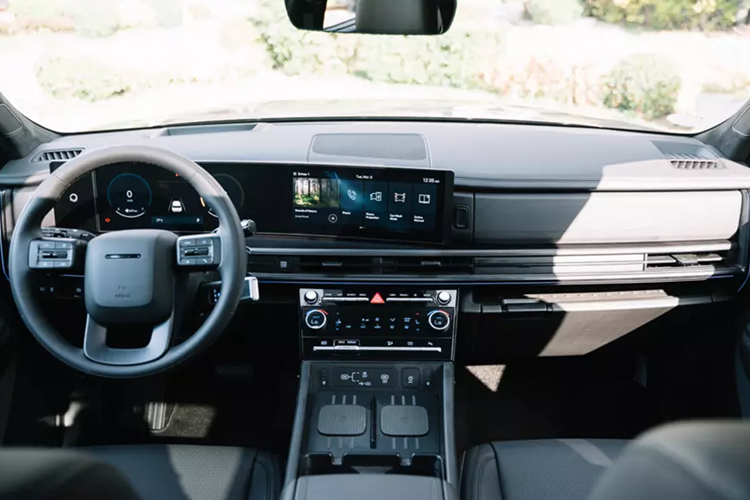 Nhờ đó, giá Hyundai SantaFe đời cũ được giảm xuống chỉ còn từ 979 triệu đến 1,269 tỷ đồng. Tại đại lý, SantaFe đời cũ còn được đại lý giảm giá thêm theo chương trình riêng. Hiện một số đại lý đang ưu đãi 50 triệu đồng cho mẫu SUV hạng trung này nhằm giải phóng hàng tồn.