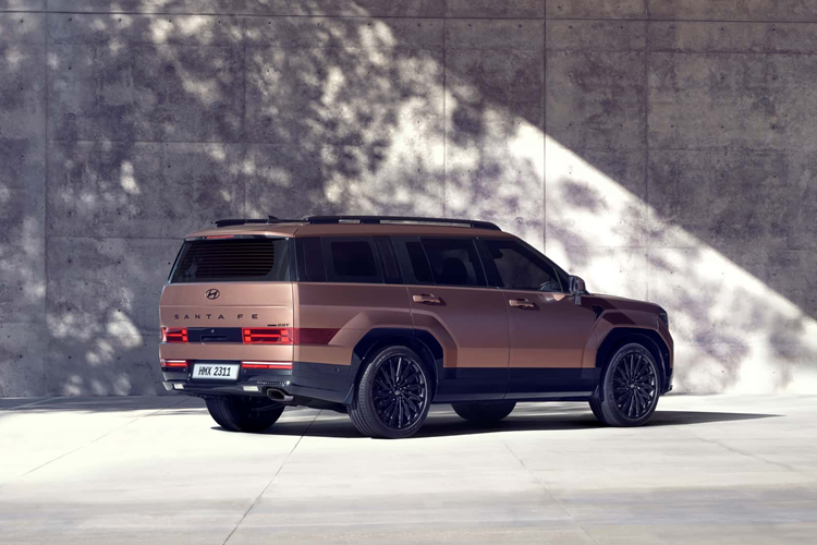 Hyundai SantaFe 2025 sở hữu nhiều chi tiết thiết kế hình chữ "H" mới như đèn LED định vị ban ngày kiêm đèn báo rẽ, cản trước, đèn hậu, cửa gió điều hòa, chỉ thêu trên ghế và họa tiết dập chìm ở lưng ghế. 