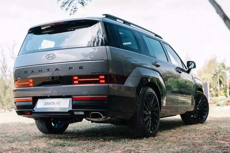 Trong thời gian chờ thế hệ mới ra mắt, Hyundai SantaFe đời cũ hiện cũng đang được cả hãng lẫn đại lý giảm giá. Theo đó, hãng giảm giá 50 triệu đồng cho các phiên bản máy xăng và máy dầu của xe. Riêng phiên bản hybrid được giảm giá đến 100 triệu đồng.