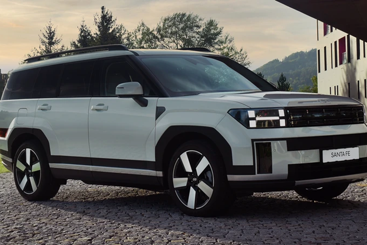 Cần số điện tử phía sau vô lăng, màn hình cảm ứng 6,6 inch để chỉnh điều hòa. 2 sạc điện thoại không dây, gương chiếu hậu kỹ thuật số, đèn viền nội thất đa sắc, hệ thống quét vân tay, khóa kỹ thuật số, hệ thống âm thanh Bose và hộc đựng găng có khả năng khử trùng UV-C trên mặt táp-lô.