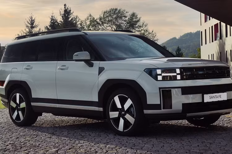 Cần số điện tử phía sau vô lăng, màn hình cảm ứng 6,6 inch để chỉnh điều hòa. 2 sạc điện thoại không dây, gương chiếu hậu kỹ thuật số, đèn viền nội thất đa sắc, hệ thống quét vân tay, khóa kỹ thuật số, hệ thống âm thanh Bose và hộc đựng găng có khả năng khử trùng UV-C trên mặt táp-lô.