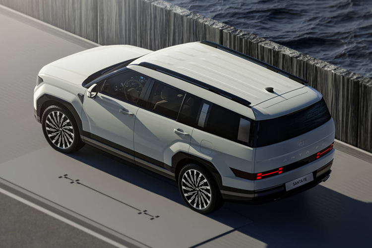 Khi về Việt Nam, Hyundai SantaFe 2025 nhiều khả năng sẽ có 2 tùy chọn động cơ. Đầu tiên là động cơ xăng 4 xi-lanh, tăng áp, dung tích 2.5L với công suất tối đa 281 mã lực và mô-men xoắn cực đại 422 Nm. Thứ hai là hệ truyền động hybrid với máy xăng tăng áp, dung tích 1.6L, cho công suất tổng cộng 235 mã lực.