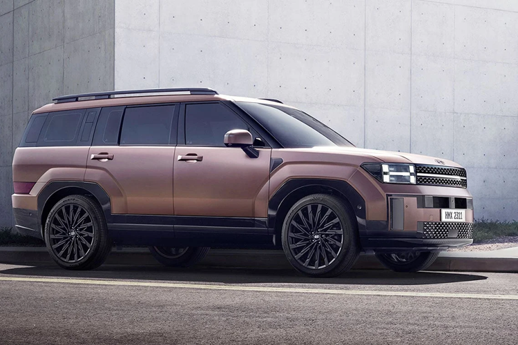 Cuối cùng là những trang bị an toàn như 10 túi khí, hệ thống cảnh báo còn hành khách trên ghế sau nâng cao, hỗ trợ lái trên cao tốc và hỗ trợ đỗ xe điều khiển từ xa thông minh. Hyundai SantaFe 2025 sẽ tiếp tục được lắp ráp trong nước như thế hệ cũ.