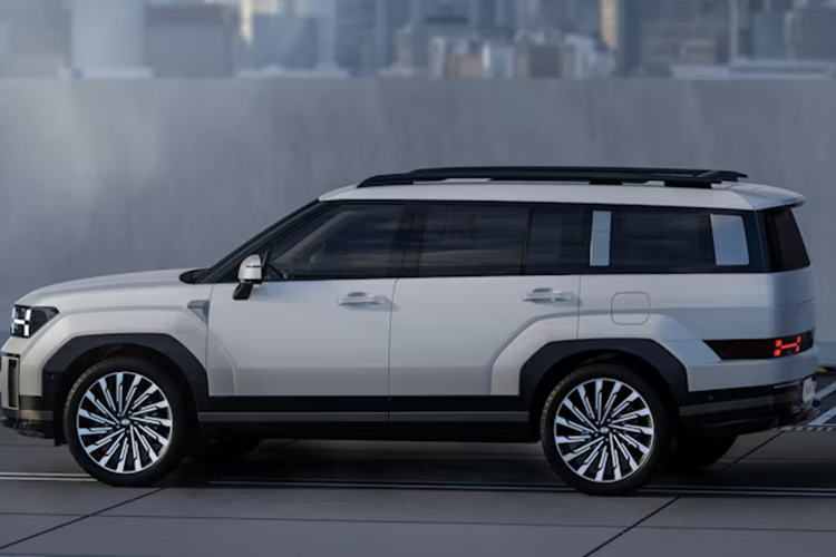 Hyundai SantaFe thế hệ thứ năm đã lần đầu tiên ra mắt ở thị trường Hàn Quốc vào hồi tháng 8/2023. Ở thế hệ mới, mẫu xe này sở hữu ngoại hình lột xác hoàn toàn, theo phong cách của SUV hạng sang Range Rover. Tuy nhiên, thiết kế ngoại thất của mẫu xe này cũng gây không ít tranh cãi.