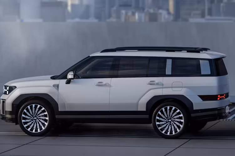 Hyundai SantaFe thế hệ thứ năm đã lần đầu tiên ra mắt ở thị trường Hàn Quốc vào hồi tháng 8/2023. Ở thế hệ mới, mẫu xe này sở hữu ngoại hình lột xác hoàn toàn, theo phong cách của SUV hạng sang Range Rover. Tuy nhiên, thiết kế ngoại thất của mẫu xe này cũng gây không ít tranh cãi.