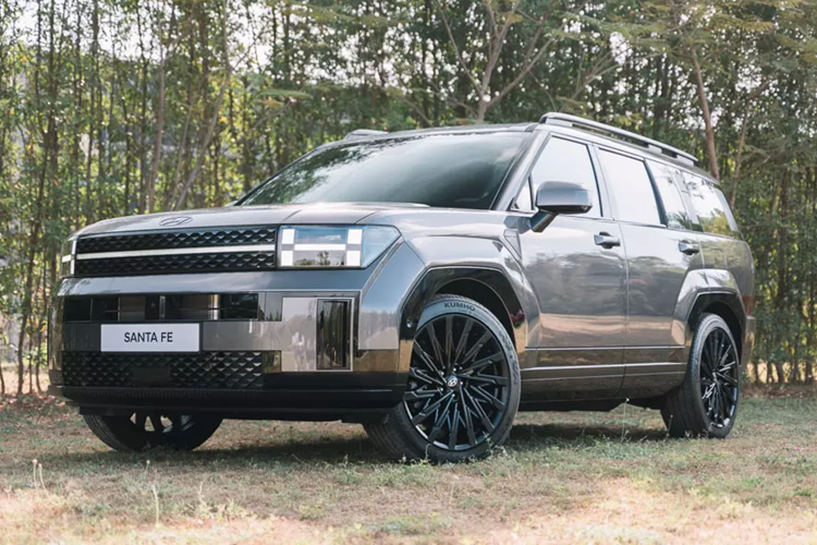 Trong thời gian qua, thông tin về việc Hyundai SantaFe 2025 mới chuẩn bị ra mắt thị trường Việt Nam đã được nhân viên đại lý hé lộ. Đến nay, các đại lý đã bắt đầu nhận cọc cho mẫu SUV hạng trung này.