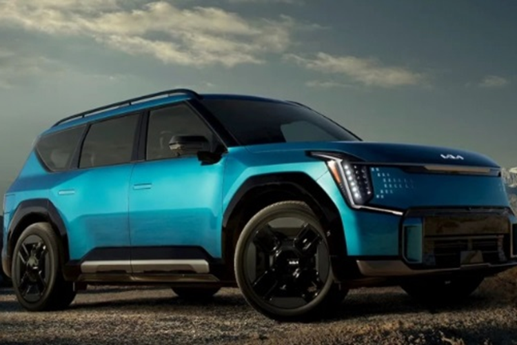 Theo đó, xe được bán ra với hai phiên bản là Kia EV9 Earth Long Range và EV9 GT-Line AWD, đi cùng mức giá lần lượt là 97.600 USD (2,4 tỷ đồng) và 108.800 USD (2,68 tỷ đồng). Kia EV9 2024 mới được phát triển dựa trên cơ sở gầm bệ E-GMP dành riêng cho ô tô điện của tập đoàn Hyundai, tương tự Kia EV6, Hyundai Ioniq 5 và Hyundai Ioniq 6.