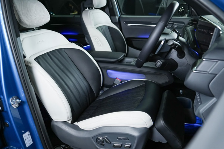 Xe được trang bị hàng loạt tiện ích như: cặp màn hình 12,3 inch, một cho cụm đồng hồ và một cho giải trí. Ngoài ra, bảng điều khiển trung tâm có thêm một màn hình 5,3 inch cho hệ thống điều hòa, sạc điện thoại không dây, hệ thống đèn nội thất, âm thanh 8 loa và công nghệ chìa khóa kỹ thuật số.