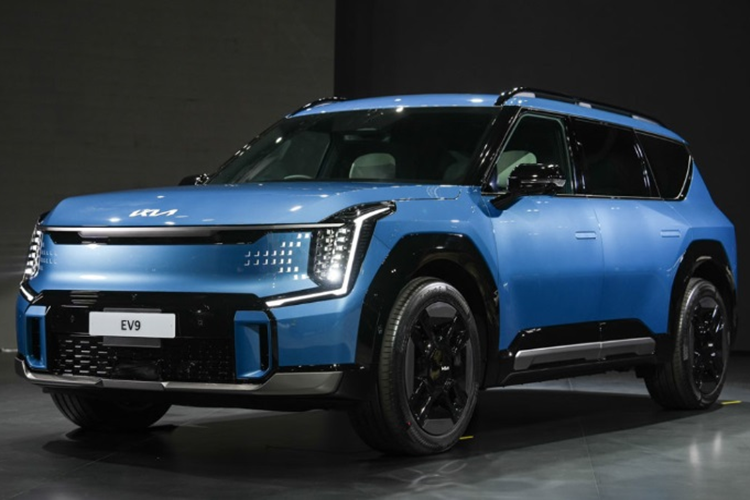 Kia EV9 2024 còn có 2 nẹp màu bạc nằm ngang trên đầu xe. Một nẹp được đặt ngay bên dưới logo Kia trong khi nẹp còn lại nằm trên cản trước. Tiếp đến là nắp ca-pô dập gân thể thao, hốc gió trung tâm rộng và tấm ốp gầm giả màu bạc trên cản trước.